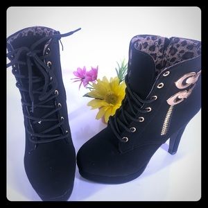 Woman’s black fashion boots w/heel
